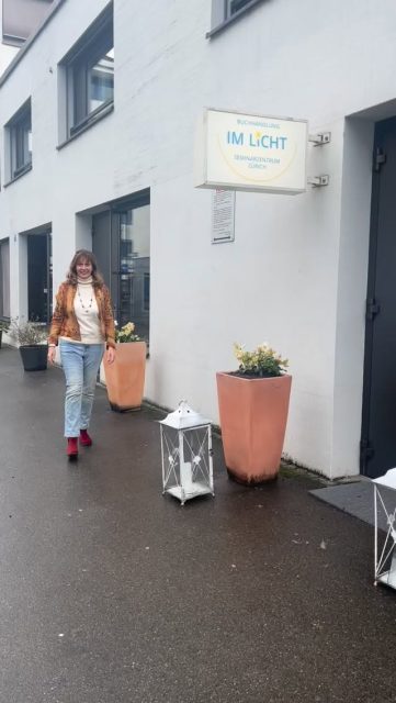 Mittagsmeditation ab 24.Februar - 31.März 2026 „Spirituelle Ausrichtung in der Neuen Zeit“
mit Katarina Michel @katarinamichelbodensee
Bist du dabei?
Dies ist eine Einladung zur Rückkehr nach innen – mitten im Alltag, mitten im Leben. 6 Mal Dienstag mittags.
Diese Stunde führt dich behutsam in die Präsenz des Jetzt und stärkt die Verbindung zwischen deinem Alltagsbewusstsein und deinem Höheren Selbst.
Die drei aufeinander abgestimmten Einheiten Intention, Meditation und Visualisation unterstützen dich dabei, mit dem universellen Feld der Heilung in Kontakt zu kommen, die Intelligenz deines Körpers und das Bewusstsein deiner Zellen zu aktivieren und eine harmonische Balance zwischen Körper, Geist und Seele zu finden.
So kann sich deine Lebensenergie frei entfalten – im Einklang mit der unsichtbaren Ordnung des Lebens.
Du wirst ermutigt, Entscheidungen aus deinem inneren Zentrum heraus zu treffen und dich auf deinen Weg des persönlichen Wachstums und der spirituellen Entfaltung einzulassen.
6 Einheiten – 45 Minuten + 15 Minuten zum Reflektieren
Immer dienstags 12.30 – 13.30 Uhr
Dies sind die Daten aller 6 Dienstage
24. Februar 2026 – Zwischen „damals“ und „bald“ liegt Jetzt
3. März 2026 – Die Intelligenz des Herzens
10. März 2026 – Weisheit der Gedanken
17. März 2026 – Hingabe – Tor zu höheren Energien
24. März 2026 – Stärkung der geistigen Immunität
31. März 2026 – Geistige Führung, der Seelenplan und die Einheit des Lebens
Mehr Infos und Anmeldung via Link in Bio/ auf unserer Website🌸🌞🌸
#meditation #zurich #bewusstseinswandel #buchhandlungimlicht #spiritualität #achtsamkeit #neuezeit #lichtzeitalter #katarinamichel #zürich #herzintelligenz