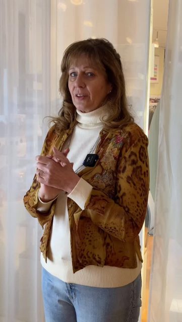 Mittagsmeditation ab 24.Februar - 31.März 2026 „Spirituelle Ausrichtung in der Neuen Zeit“
mit Katarina Michel @katarinamichelbodensee
Bist du dabei?
Dies ist eine Einladung zur Rückkehr nach innen – mitten im Alltag, mitten im Leben. 6 Mal Dienstag mittags.
Diese Stunde führt dich behutsam in die Präsenz des Jetzt und stärkt die Verbindung zwischen deinem Alltagsbewusstsein und deinem Höheren Selbst.
Die drei aufeinander abgestimmten Einheiten Intention, Meditation und Visualisation unterstützen dich dabei, mit dem universellen Feld der Heilung in Kontakt zu kommen, die Intelligenz deines Körpers und das Bewusstsein deiner Zellen zu aktivieren und eine harmonische Balance zwischen Körper, Geist und Seele zu finden.
So kann sich deine Lebensenergie frei entfalten – im Einklang mit der unsichtbaren Ordnung des Lebens.
Du wirst ermutigt, Entscheidungen aus deinem inneren Zentrum heraus zu treffen und dich auf deinen Weg des persönlichen Wachstums und der spirituellen Entfaltung einzulassen.
6 Einheiten – 45 Minuten + 15 Minuten zum Reflektieren
Immer dienstags 12.30 – 13.30 Uhr
Dies sind die Daten aller 6 Dienstage
24. Februar 2026 – Zwischen „damals“ und „bald“ liegt Jetzt
3. März 2026 – Die Intelligenz des Herzens
10. März 2026 – Weisheit der Gedanken
17. März 2026 – Hingabe – Tor zu höheren Energien
24. März 2026 – Stärkung der geistigen Immunität
31. März 2026 – Geistige Führung, der Seelenplan und die Einheit des Lebens
Mehr Infos und Anmeldung via Link in Bio/ auf unserer Website🌸🌞🌸
#meditation #zurich #bewusstseinswandel #buchhandlungimlicht #spiritualität #achtsamkeit #neuezeit #lichtzeitalter #katarinamichel #zürich #herzintelligenz