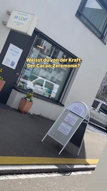 Willst du mal ein Kakaoritual ausprobieren? Hier kommt eine einfache Anleitung🌞✨✨�
1. Vorbereitung�– Suche dir einen ruhigen Ort, an dem du ungestört bist.�– Lege alles bereit: Kakao, Wasser oder Pflanzenmilch, ggf. Gewürze (z. B. Zimt) und eine Tasse.�– Optional: eine Kerze oder sanfte Musik.�
2. Kakao zubereiten�– Ca. 20–25 g Rohkakao fein hacken.�– 150–200 ml Wasser oder Pflanzenmilch erwärmen (nicht kochen).�– Kakao unter Rühren darin auflösen.�– Nach Geschmack etwas Süße oder Gewürze hinzufügen.�
3. Ankommen�– Setz dich bequem hin.�– Atme ein paarmal tief ein und aus.�– Formuliere eine kleine Intention für dein Ritual (z. B. Ruhe finden, Klarheit, Dankbarkeit).�
4. Kakao trinken�– Nimm die Tasse mit beiden Händen.�– Trinke langsam in kleinen Schlucken.�– Spüre den Geschmack und die Wärme.�– Nimm dir Zeit, nichts muss „passieren“.�
5. Nachspüren�– Sitze noch ein paar Minuten in Stille.�– Du kannst schreiben, meditieren oder einfach beobachten, wie du dich fühlst.�
6. Abschluss�– Bedanke dich innerlich für den Moment.�– Lösche die Kerze oder räume den Platz bewusst wieder auf.
�Cacaorituals @cacaorituals liefert uns diesen wunderbaren Rohkakao in zeremonieller Qualität aus Peru!�
Komm gerne vorbei !
#cacao #rohcacao #rohkakao #kakao #zeremonie #cacaorituals #bewusstseinswandel #achtsamkeit #zürich #zeitalterdeslichts